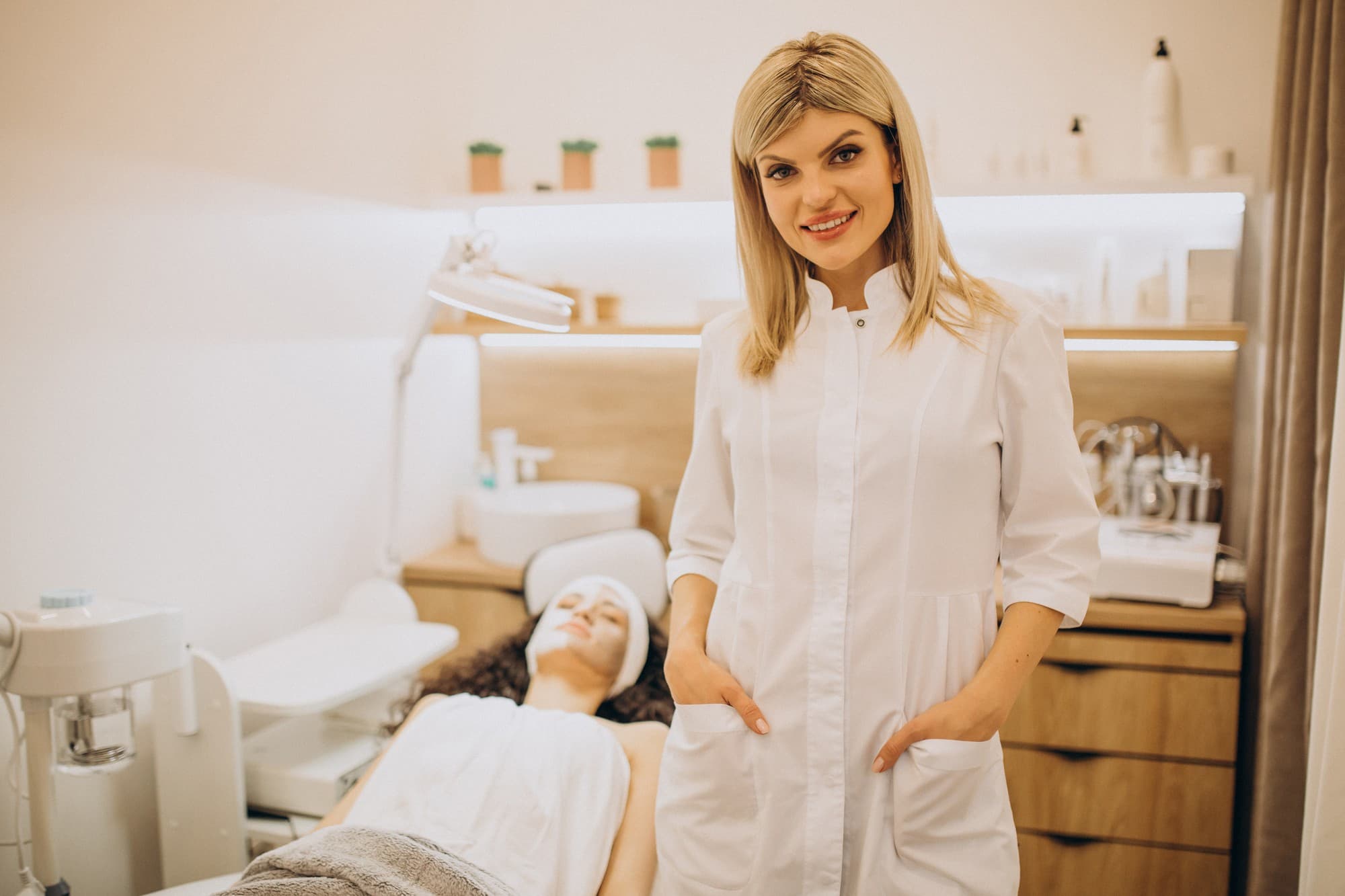 Specjalistka salonu wpbeauty w gabinecie zabiegowym